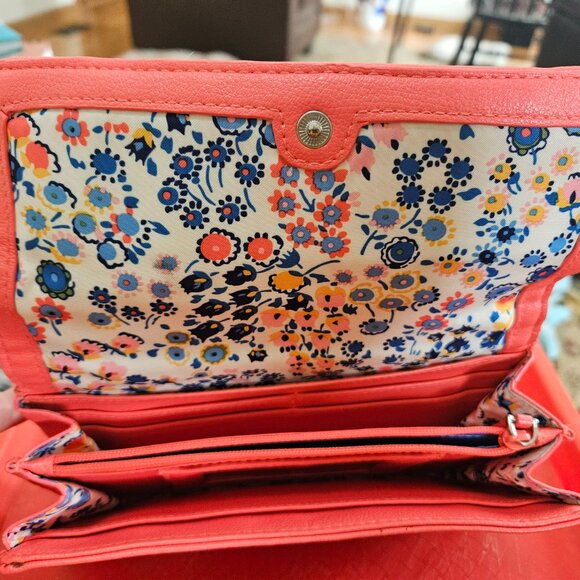 Vera Bradley wallet in coral floral pattern, wall has little wear on edge - Picture 5 of 7